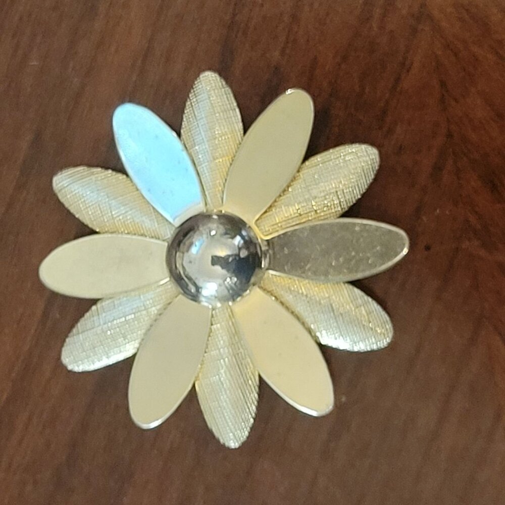 Vintage Sarah Coventry Flower Pin Brooch Gold-Tone Metal Daisy Design 2-Inch Dia